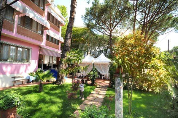 Hotel Manuela Cinquale Exterior photo