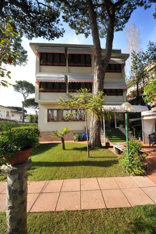 Hotel Manuela Cinquale Exterior photo